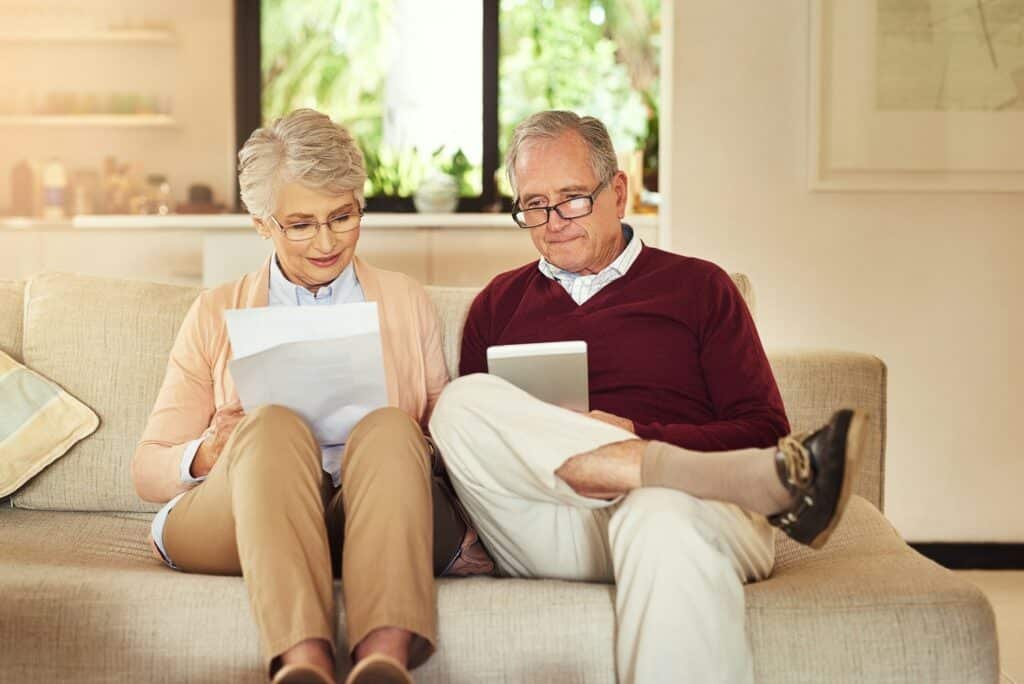 Couple de retraités regardant leur épargne retraite